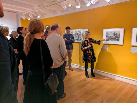 In der Ausstellung mit Dr. Louisa Thomas (Foto: Siegerlandmuseum)